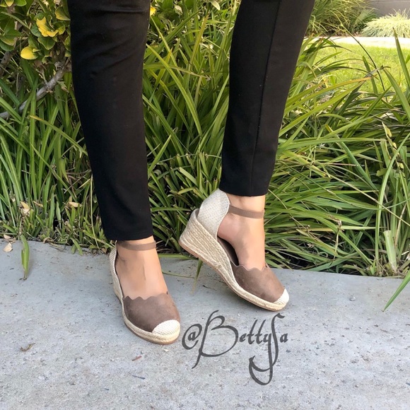 closed toe espadrille sandals - Picture 2 of 7